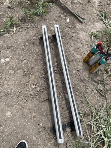 лыжный багажник на крышу: Поперечные дуги На рейлинги