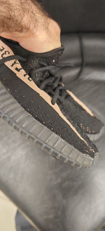 Səndəl və şəp-şüplər: Orginal Adidas Yeezy. QR kodu var tam Orgianldır