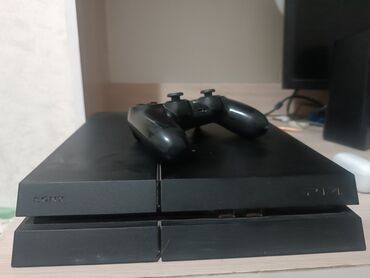 PS4 (Sony PlayStation 4): Продаю PS4 fat, 400гб общей памяти. Есть одна игра.в комплекте идут