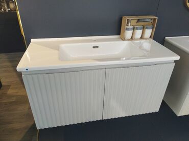 hamam üçün rəf: Ağ rəngli rəfli vannalıq şkafı, ağ rəngli keramika lavabo ilə