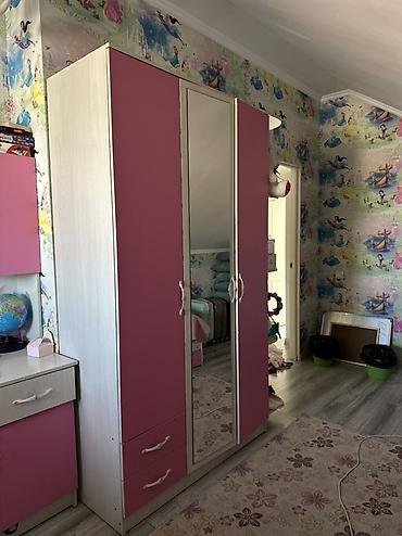Детский комплект мебели в розово-белой гамме (ЛДСП): Состав: -