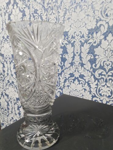 стеклянные вазы для декора: Продаю, ваза хрустальная средняя, нахожусь г.Токмок