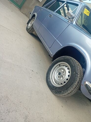 VAZ (LADA): Model: VAZ 2101 (Jiguli) Kuzov: sedan, mavi rəng Dövlət nömrə nişanı — 2