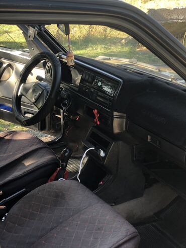 алмашам пассатка: Volkswagen Jetta: 1990 г., 1.8 л, Механика, Бензин, Седан