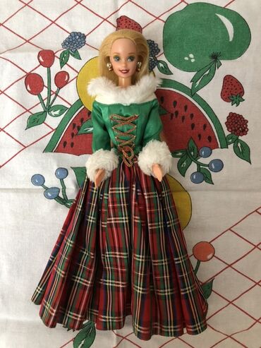 платья на осенний бал на прокат: Кукла Барби из специальной серии "Happy Holidays" 1990 года в