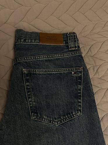 pull and bear: Tommy Hilfiger cins şalvar - Klassik tünd-mavi rəng, yüngül “washed” — 2