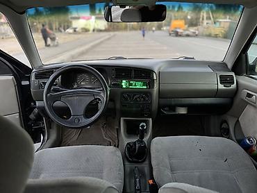 Volkswagen: Volkswagen Golf: 1994 г., 2 л, Механика, Бензин, Хэтчбэк — 9