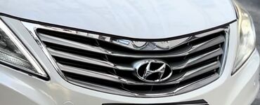 Ön hissəsində "Hyundai" loqosu olan avtomobil radiator barmaqlığı