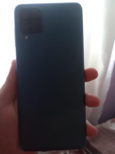 online telefon aksesuarları: Mavi rəngli smartfon. Arxa tərəfdə kvadrat modulda dörd kamera və LED — 1
