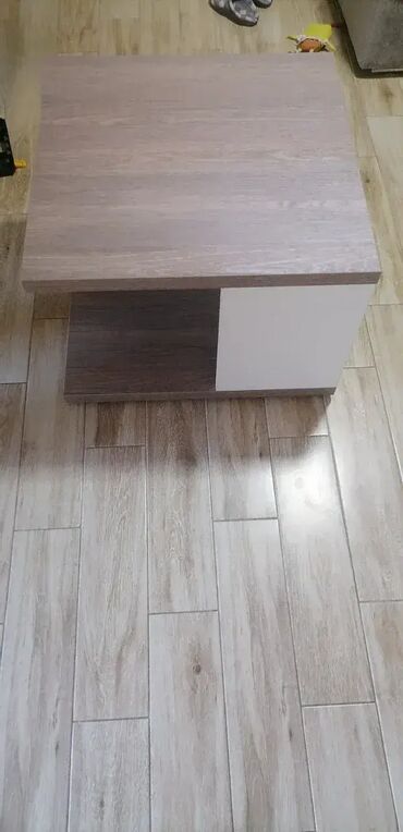 Stolovi: Klub Sto 24 Materijal i Dekor: Izrađuje se od univera debljine 36mm — 2