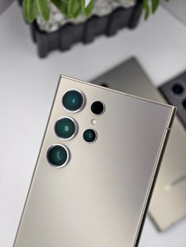 прочный телефон: Samsung Galaxy S24 Ultra, Колдонулган, 256 ГБ, түсү - Күмүш, Бөлүп төлөө менен, 1 SIM, eSIM