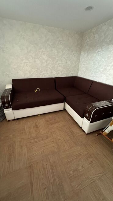 продам бу диван: Бурчтук диван, түсү - Саргыч боз, Колдонулган
