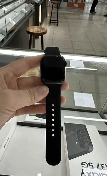 samsung 16: Смарт‑часы Apple Watch SE1 40mm с черным спортивным ремешком — 1