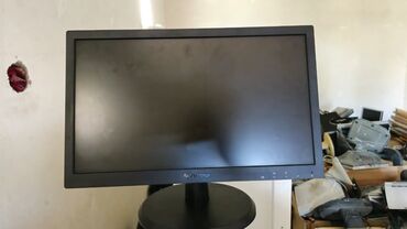 Monitorlar: Fərqli ölçülü və formalı kompüter monitorları. İstər ev, istərsə də — 3