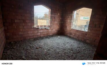 Həyət evləri və villaların satışı: Satılır: yarımçıq tikili həyət evi - Divarlar: keramzit/kərpic — 10