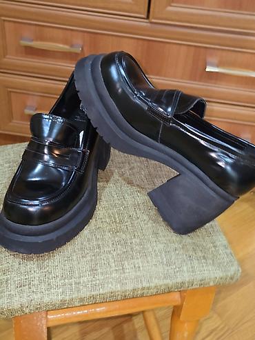 Qadın loafer ayaqqabıları – qara, parlaq üst materiallı - Model: qalın