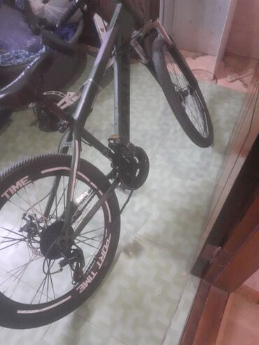 Şəhər velosipedləri: Dağ velosipedi - Güclü alüminium tipli çərçivə, düz (MTB) sükan - 26"