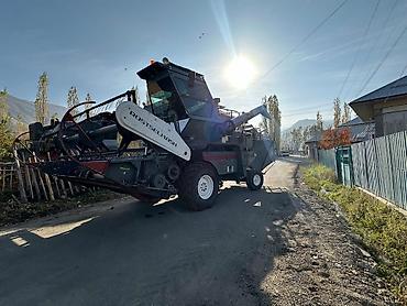 Зерноуборочные комбайны: Зерноуборочный комбайн Ростсельмаш. - Полноразмерная жатка с — 23