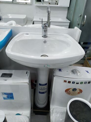 Ağ rəngli keramika materialından hazırlanmış, ayaqüstü quraşdırılan