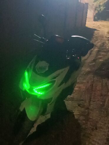 доп фары на скутер: Суйлошу жолдору бар.Белый скутер JET MOTO с современным дизайном и