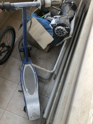 skuter oturacaglı: Razor E300 elektrik skuter. Bu model, rahat hərəkət üçün nəzərdə