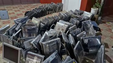 Fərqli ölçülü və formalı kompüter monitorları. İstər ev, istərsə də