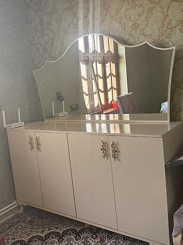 Ağ rəngli güzgülü konsol/komod - Klassik dizaynlı, dalğavari konturlu lalafo.az -da Ağ rəngli güzgülü konsol/komod - Klassik dizaynlı, dalğavari konturlu