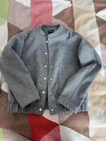 Серая короткая куртка ZARA Woman - Тип: утеплённая куртка/бомбер без at lalafo.kg Серая короткая куртка ZARA Woman - Тип: утеплённая куртка/бомбер без