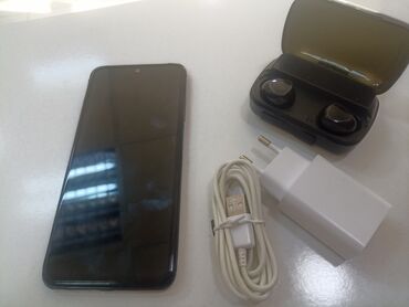 pubg 90 fps veren telefonlar: Qara rəngli smartfon və simsiz qulaqlıq dəsti. Dəstə smartfon üçün