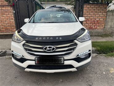 задняя крышка санта фе 2023: Белый кроссовер Hyundai Santa Fe с черной крышей. Автомобиль оснащен