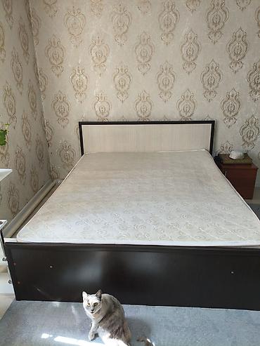 Двуспальные кровати: Двуспальная кровать, Б/у, С матрасом, длина - 200 см — 1