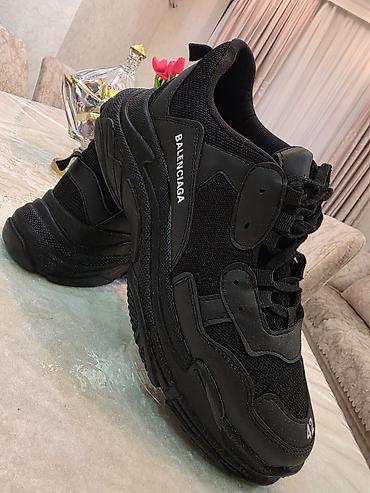 tarakan uzuk: Balenciaga Triple S tipli uniseks idman ayaqqabısı – tam qara rəng. - — 1