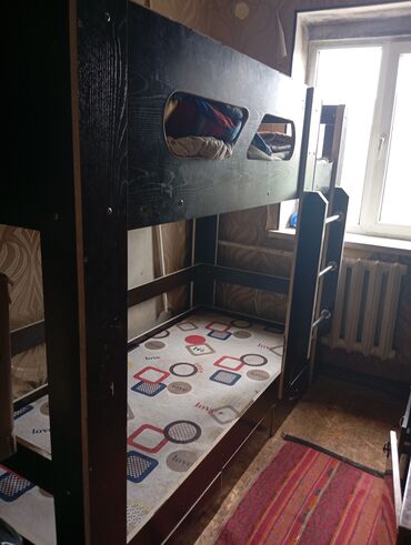 детский кресло для машины: Двухъярусная кровать из темного дерева, предназначенная для экономии