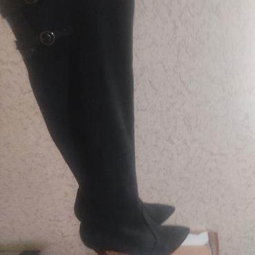 Сапоги: Qadın çəkməsi – qara, dizə qədər, incə burunlu və nazik (stiletto — 2