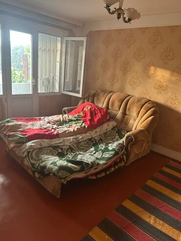 ecemi naxcivanide kiraye evler: Ki̇raya ev 4 nəfərli̇kdi̇r. 1 nəfər oğlan axtaririq 250 manatdir adama