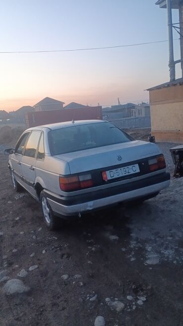 Volkswagen: Volkswagen Passat: 1988 г., 1.8 л, Механика, Газ, Седан