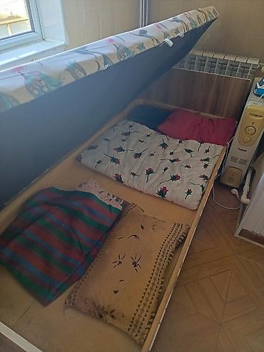 Çarpayılar: Bir nəfərlik çarpayı – altı sandıqlı - Ölçü: təxmini 90×190 sm (tək — 3