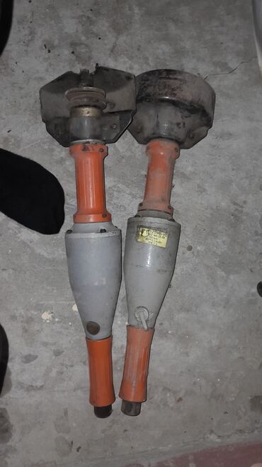 Generatorlar: Şəkillərdə görünən elektrik izolyatorları yüksək gərginlikli elektrik