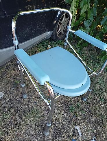 prenosni wc za invalide: Prenosni toaletni stočić (komoda) sa poklopcem i posudom. KAO NOVA — 3