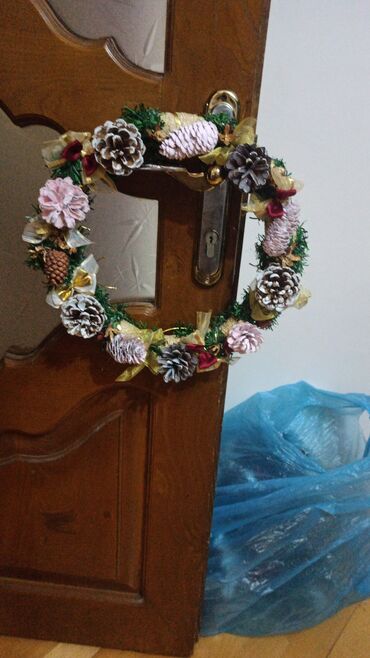 Yeni il oyuncaqları və bəzəkləri: Yeni il/qış temalı qapı bəzəyi – əl işi. Təsvir: - Dairəvi şam — 7