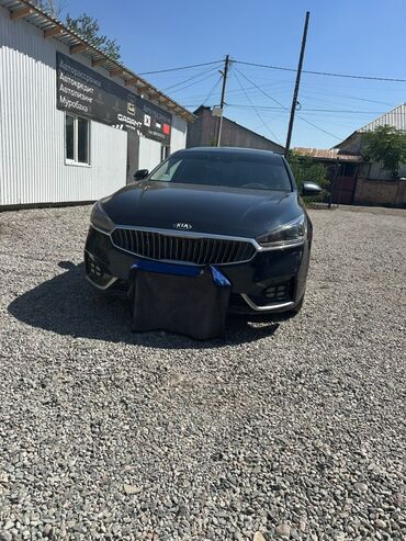 семиместные машины: Элегантный седан Kia K7 черного цвета с характерной решеткой радиатора