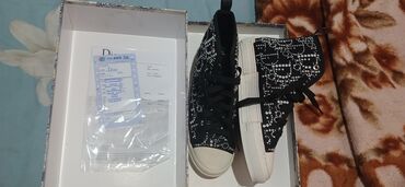 женские куртки новые: Кроссовкалар, 38.5, Dior, Жаңы, түсү - Кара, Акысыз жеткирүү