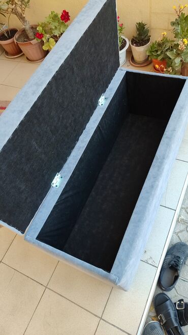 Пуфики: Элегантная банкетка прямоугольной формы, обтянутая мягкой тканью — 19