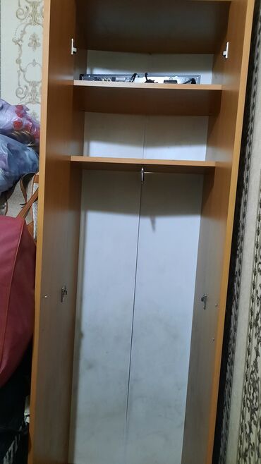 деревянный уголок: Кийим салуучу шкаф, Колдонулган, Бурчтук