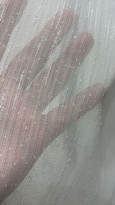 Pərdə və tüllər: Ağ rəngdə, zolaqlı dizaynı olan tül pərdə. Yüngül və şəffaf materialı — 13