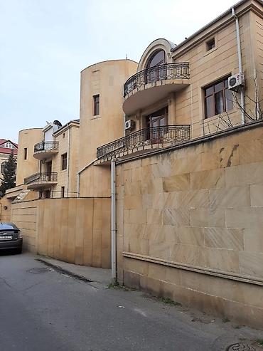 ev t: T. Əliyev küçəsində. Mülkiyyətdə 650m² olan. 7 sotda 4mərtəbəli 8 — 3