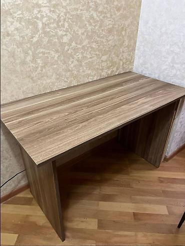 Sadə və funksional iş masası - Material: laminatlı DSP, açıq qoz