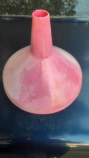 Plastik huni – geniş ağızlı, dar çıxışlı - Material: yüngül və