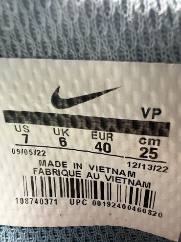 Кроссовки и спортивная обувь: Кроссовки Nike (2 пары) для зала/футзала.КАЖДАЯ ПО 1700 сомов,вообщем — 8