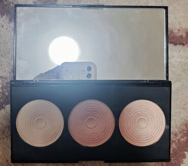 bermude za punije zene: Paleta hajlajtera Revolution Beyond Radiance Palette sa tri različite